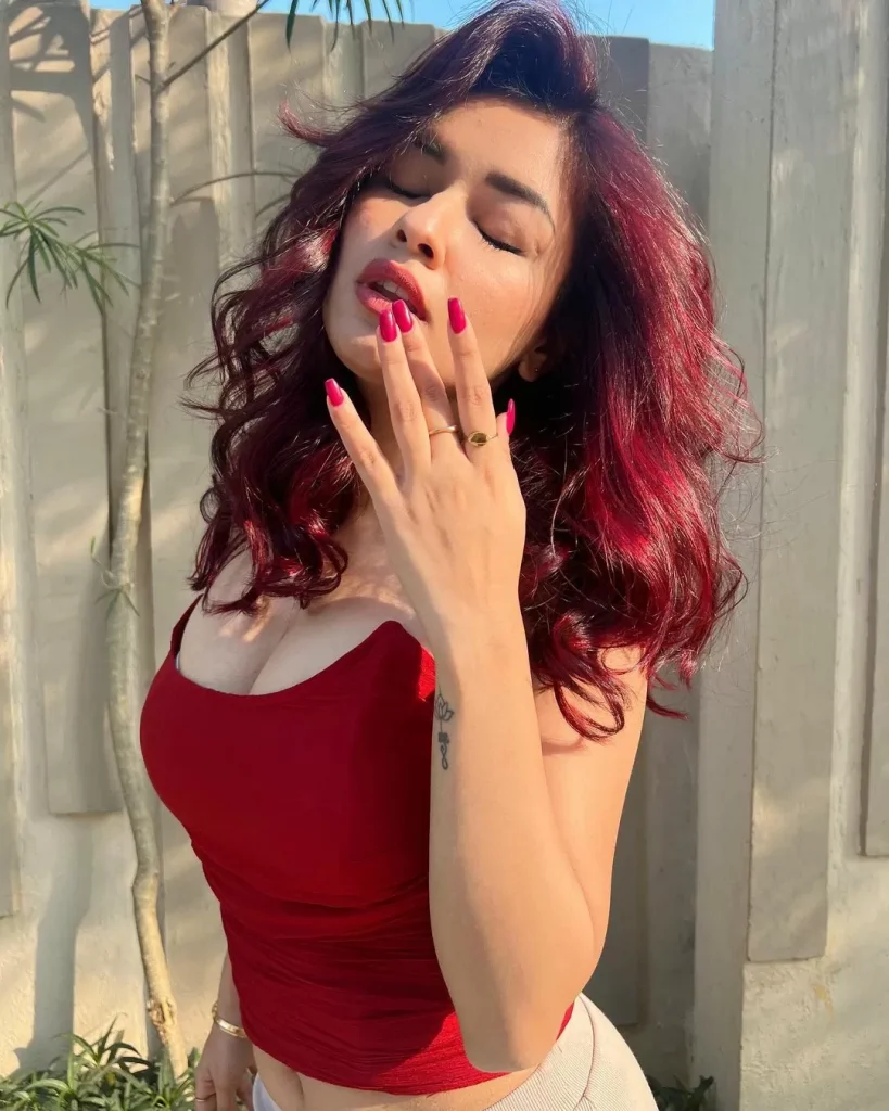 There is no end to the hotness of Avneet Kaur and on the day she takes a selfie, she shares a picture so enticing that it sets social media ablaze.